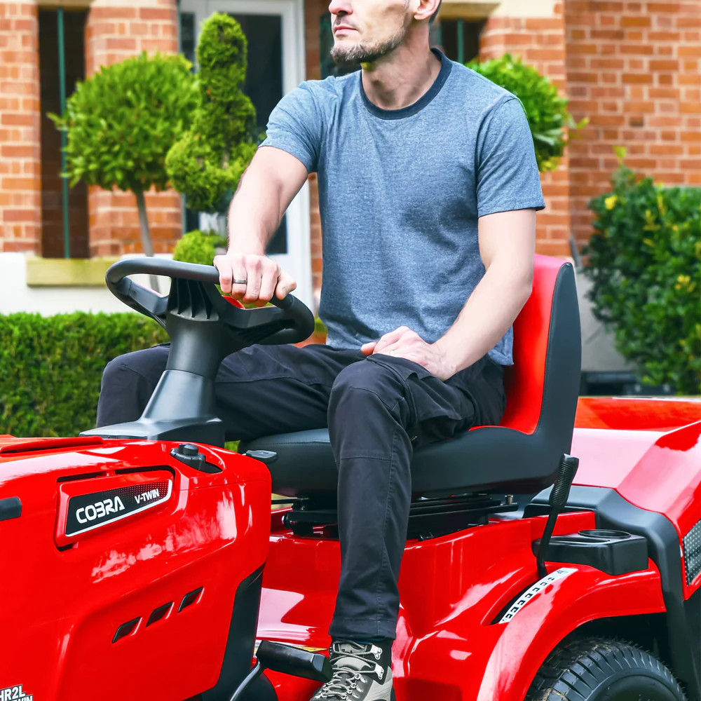 Lawnflite Ride On Mowers Guide | Lawnflite Spares Alternatives – Ultimate Cobra LT112HR2L 44" Hydrostatic Rear Collect Lawn Tractor - Image 3